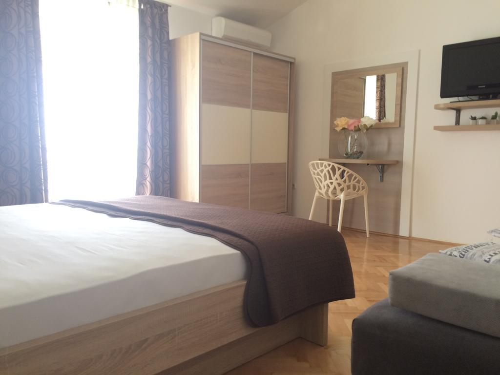 Apartmani Adriatic Ana โนวาลยา ภายนอก รูปภาพ