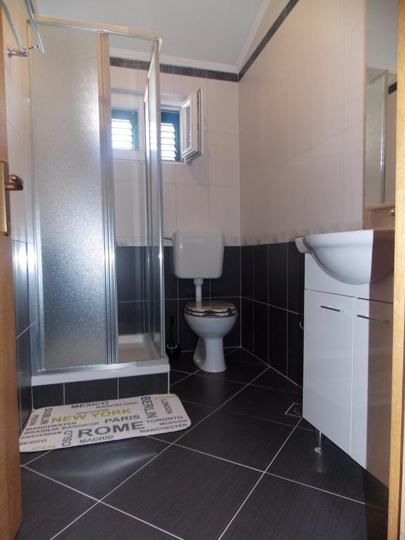 Apartmani Adriatic Ana โนวาลยา ภายนอก รูปภาพ