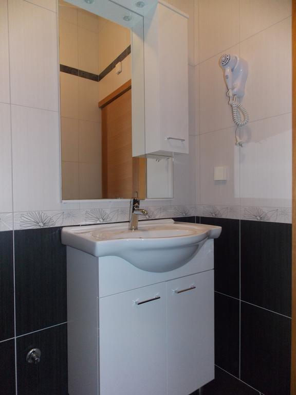 Apartmani Adriatic Ana โนวาลยา ภายนอก รูปภาพ