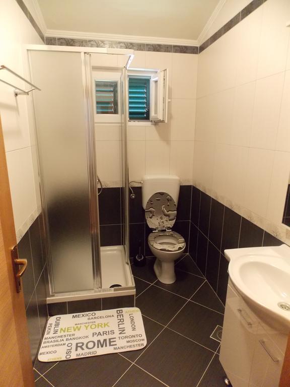 Apartmani Adriatic Ana โนวาลยา ภายนอก รูปภาพ