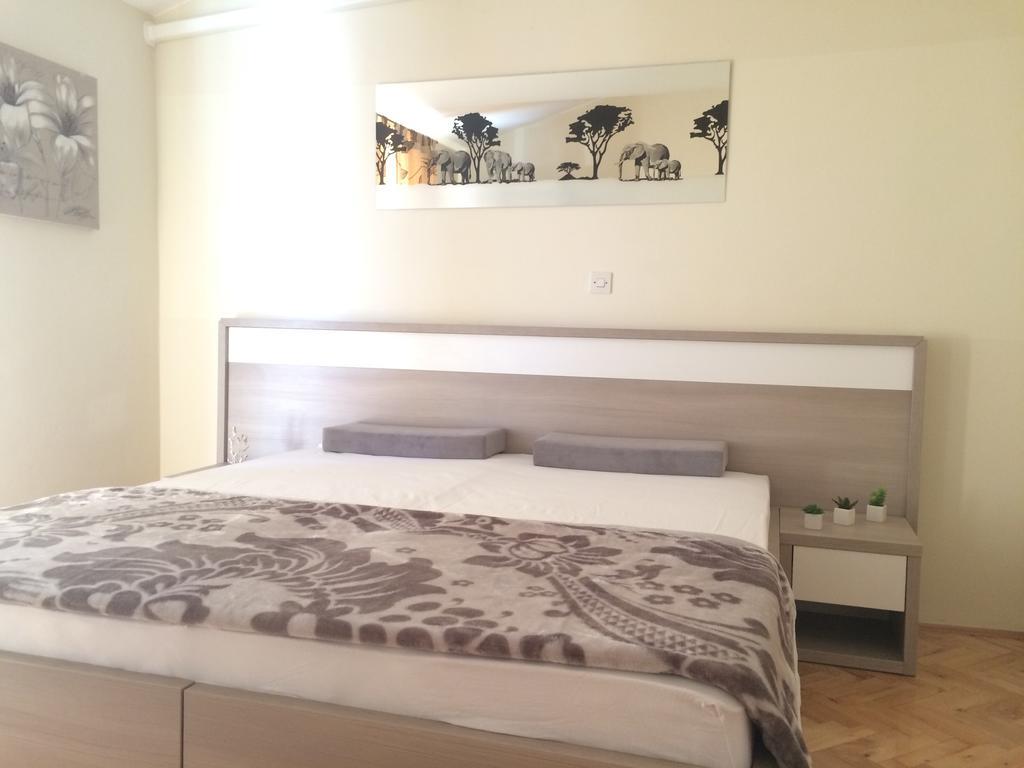 Apartmani Adriatic Ana โนวาลยา ภายนอก รูปภาพ