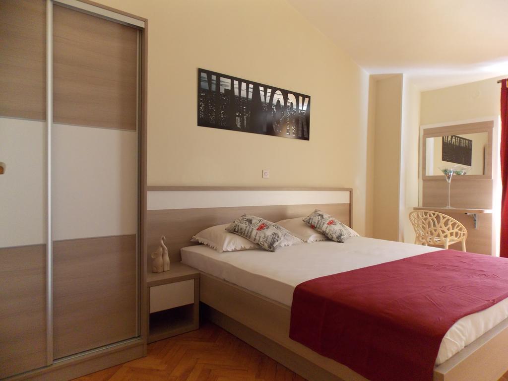 Apartmani Adriatic Ana โนวาลยา ภายนอก รูปภาพ