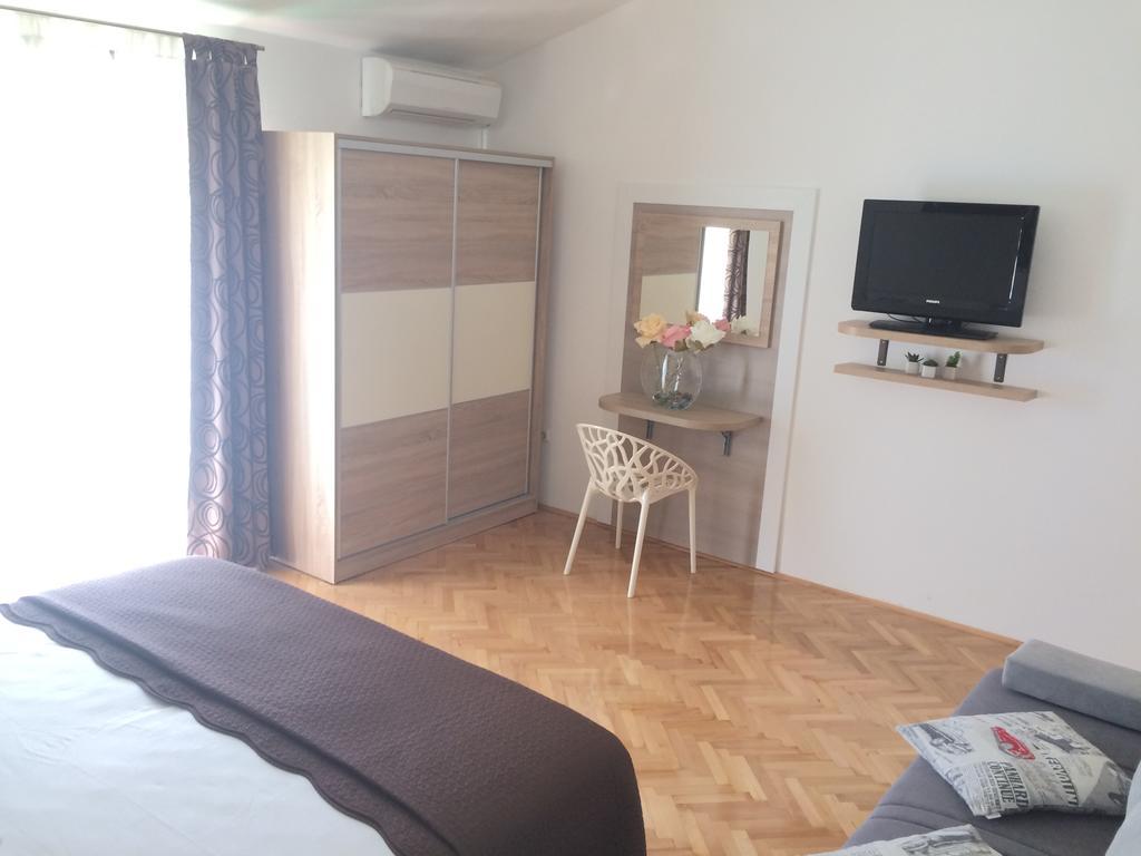 Apartmani Adriatic Ana โนวาลยา ภายนอก รูปภาพ