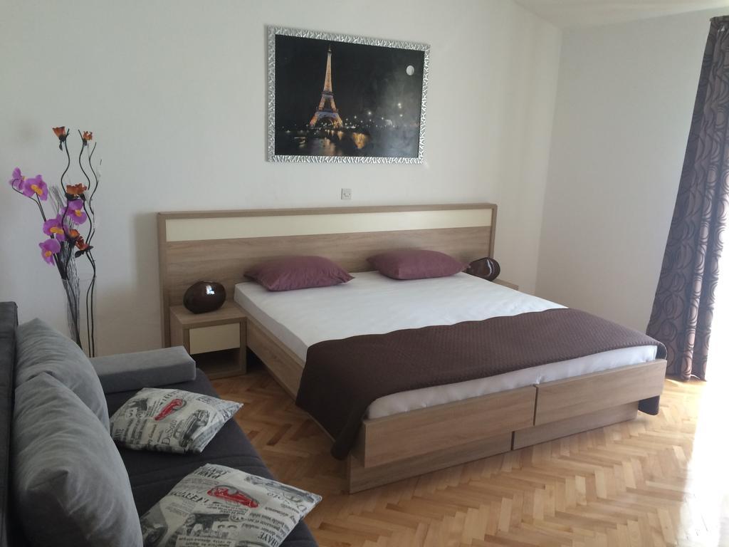 Apartmani Adriatic Ana โนวาลยา ภายนอก รูปภาพ