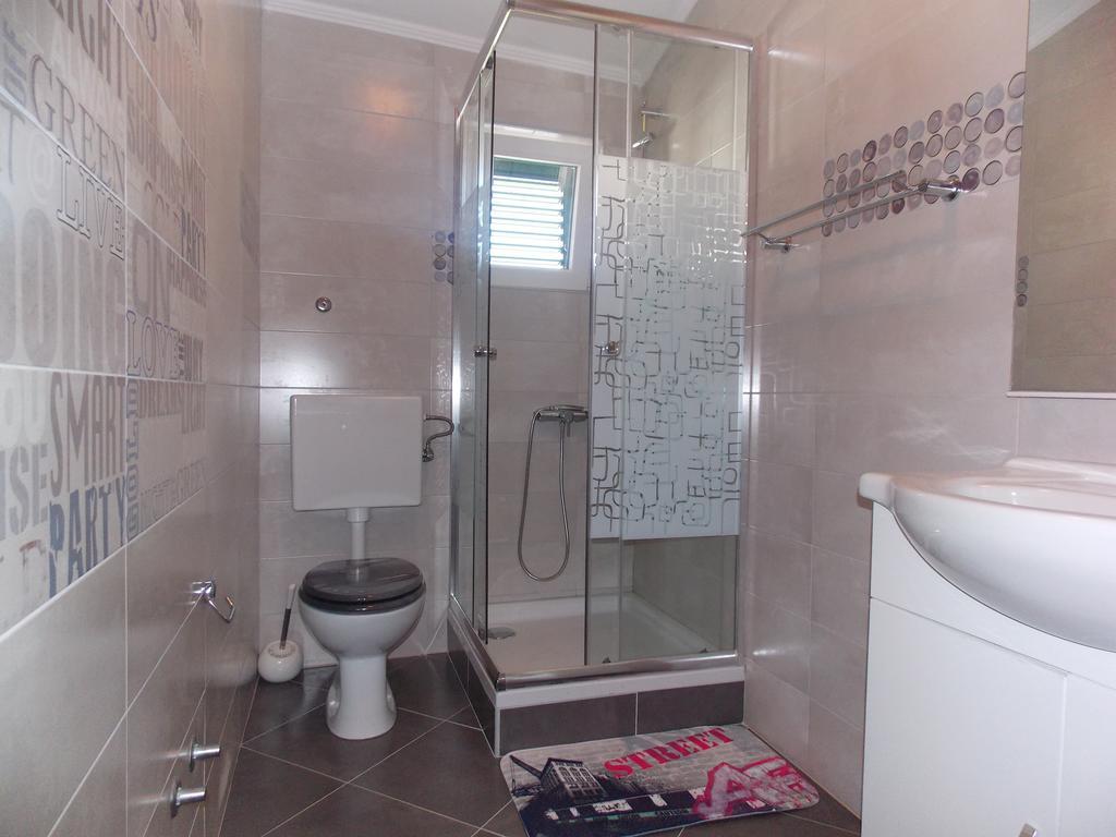 Apartmani Adriatic Ana โนวาลยา ภายนอก รูปภาพ