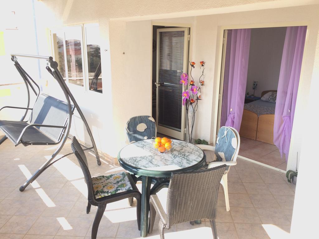 Apartmani Adriatic Ana โนวาลยา ภายนอก รูปภาพ