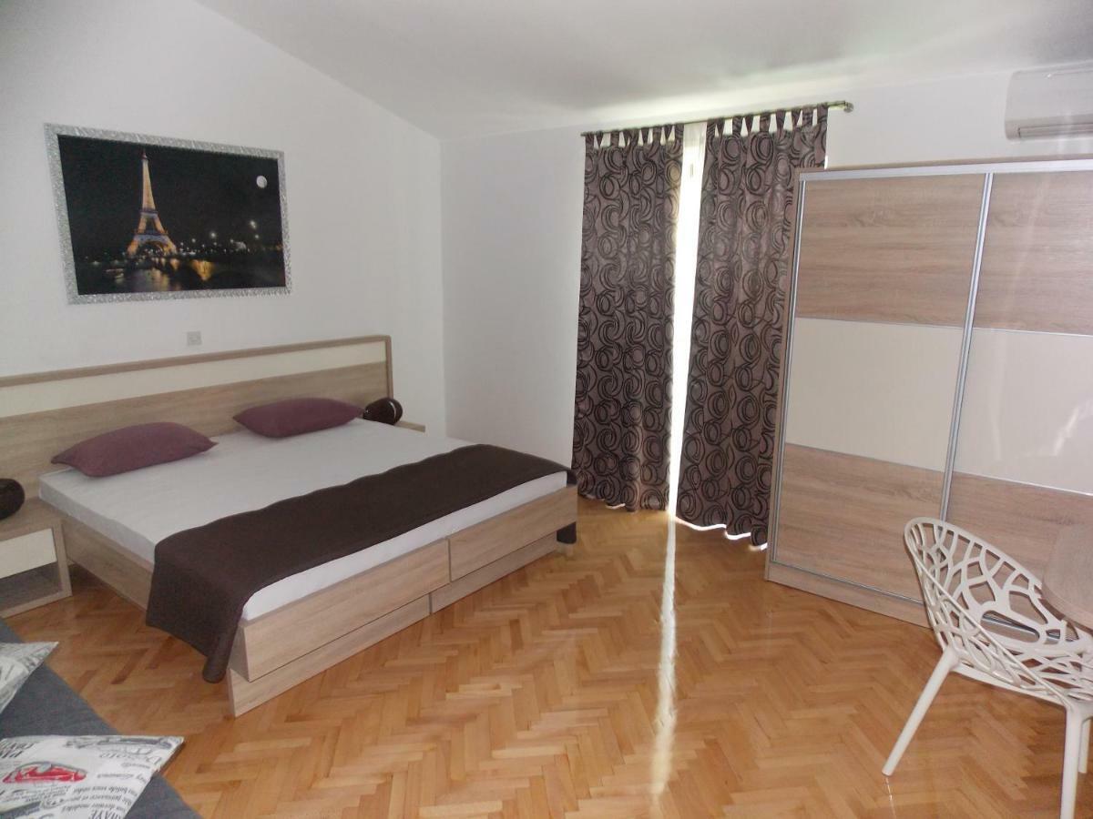 Apartmani Adriatic Ana โนวาลยา ภายนอก รูปภาพ