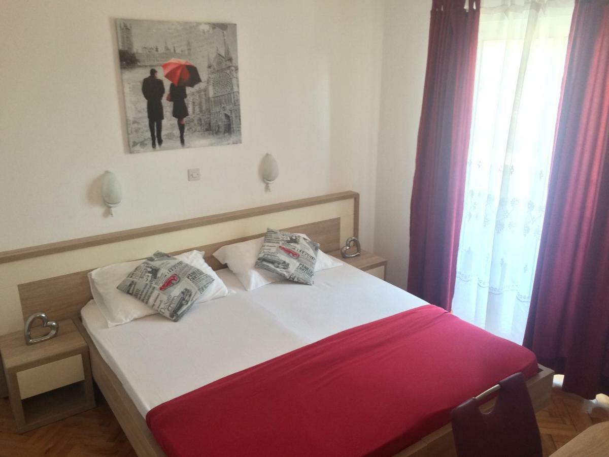 Apartmani Adriatic Ana โนวาลยา ภายนอก รูปภาพ