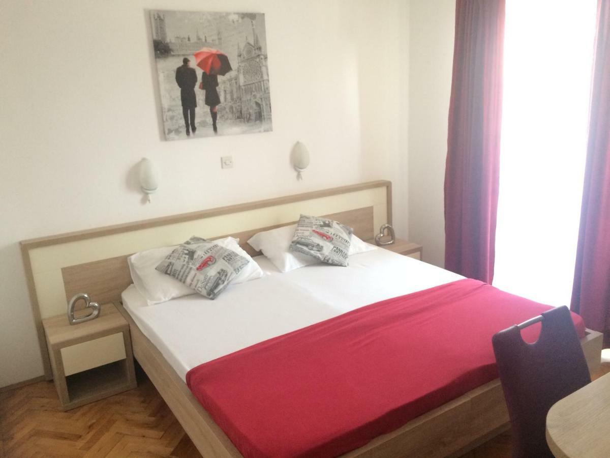 Apartmani Adriatic Ana โนวาลยา ภายนอก รูปภาพ