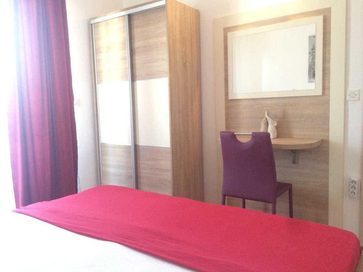 Apartmani Adriatic Ana โนวาลยา ภายนอก รูปภาพ
